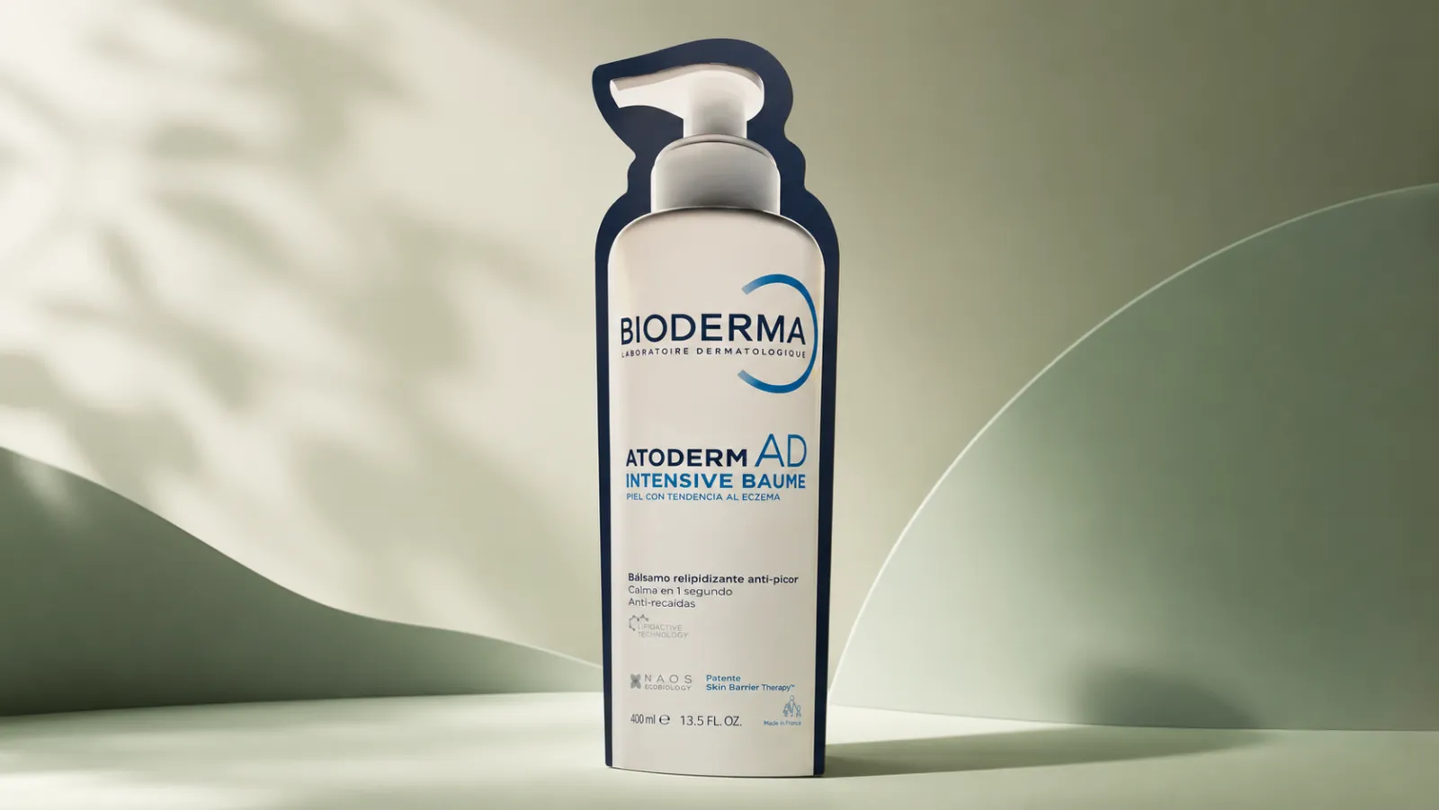 Tótem de cartón troquelado con la forma del bote de Atoderm AD Intensive Baume de Bioderma, visto de frente